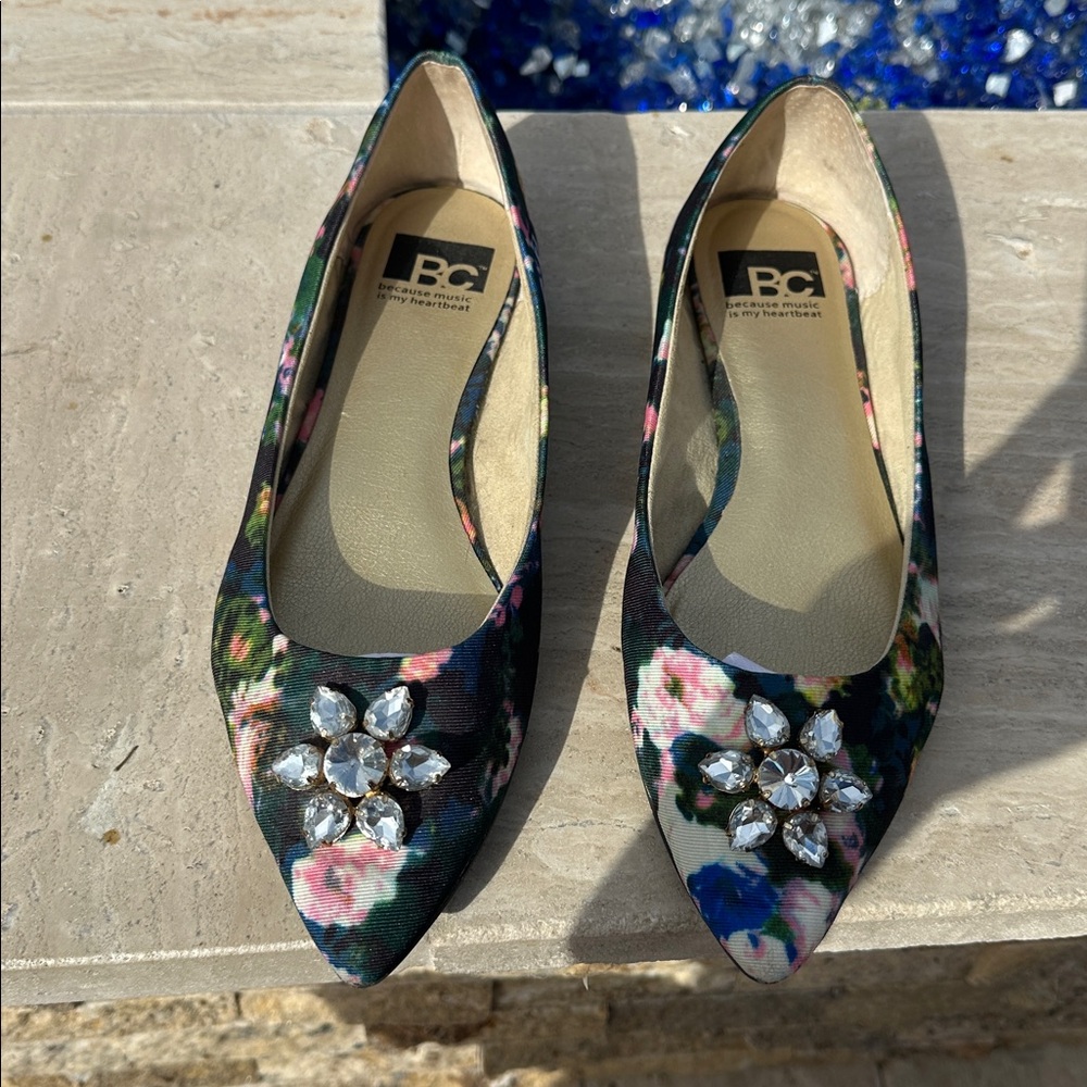 BC FOOTWEAR ~SIZE 8.5~FLORAL FLATS WALKING SHOES SANDALS ~CUSHION COMFORT SOLE ~